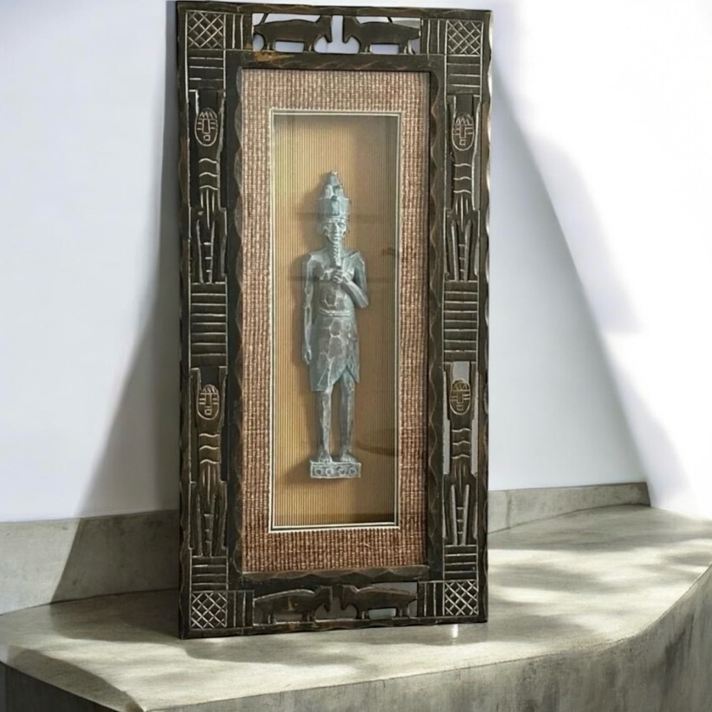 💎💟🎁Vintage Hand carved Mayan sculpture boxed  in wooden frame.